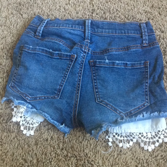 Jean shorts with lace pockets - Picture 2 of 3
